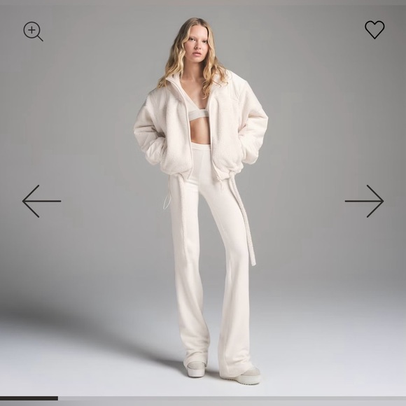 SKIMS Teddy Boxy Zip Up 
Ecru color
Size Large 
Excellent condition - Picture 2 of 6